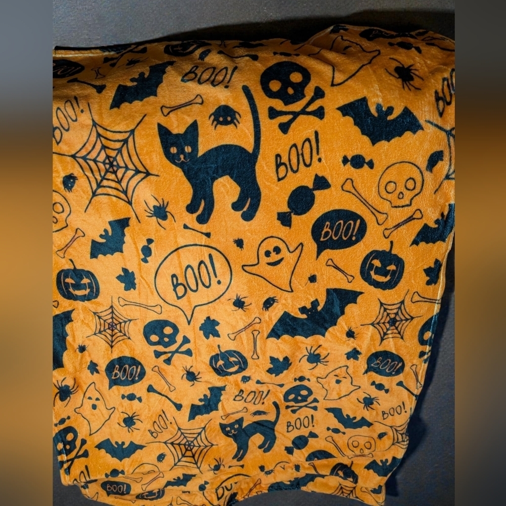 Boutique Halloween Themed Orange and Black Throw Blanket (EUC)